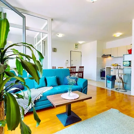 Modern Budget For Up To 5 Guests * Split