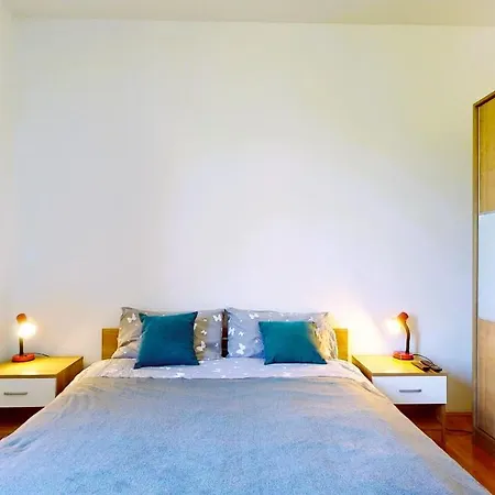 Modern Budget For Up To 5 Guests * Split