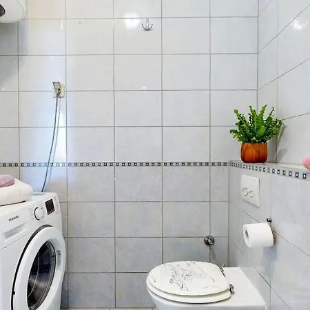 Modern Budget For Up To 5 Guests